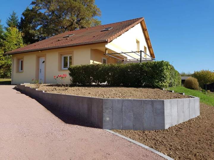 Conception et entretien harmonieux des espaces verts extérieurs.