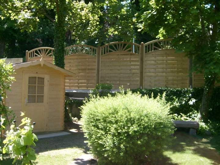 Maintenance et soins réguliers des jardins et plantations.